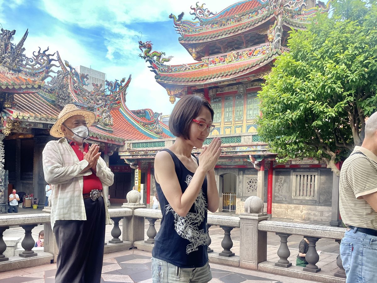 龍山寺で手を合わせるノリコ